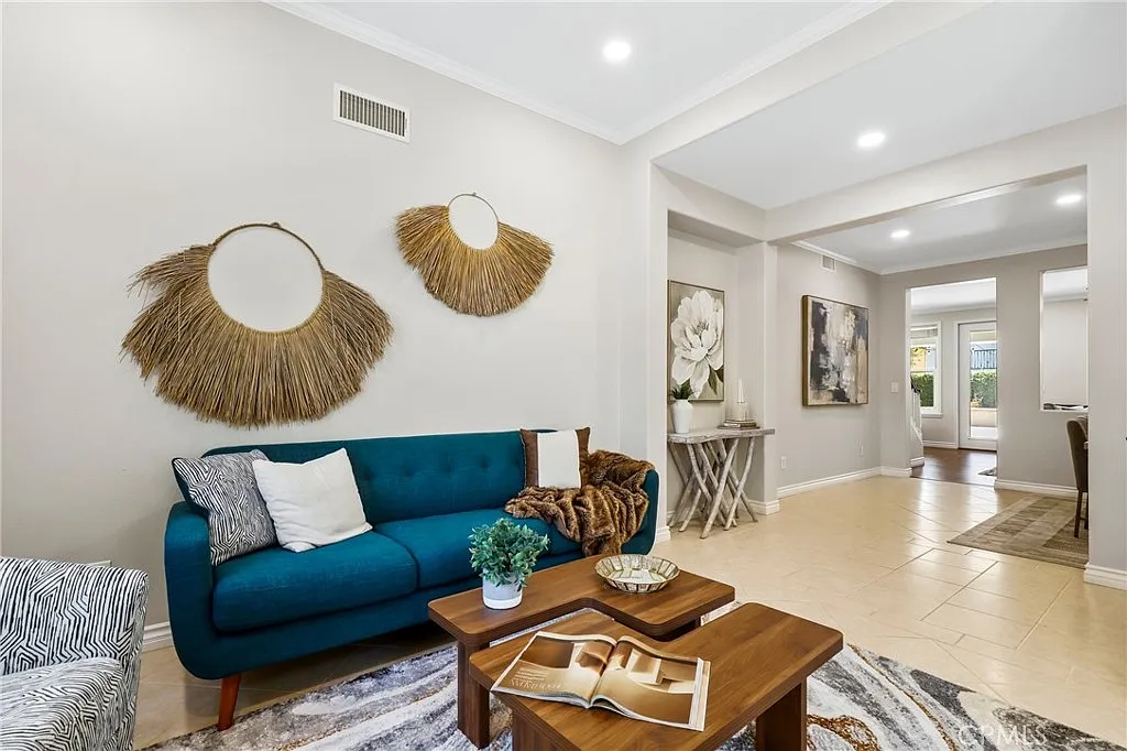 4 bed, 2.5 bath, 2113 sqft, $6,100 — Photo 4