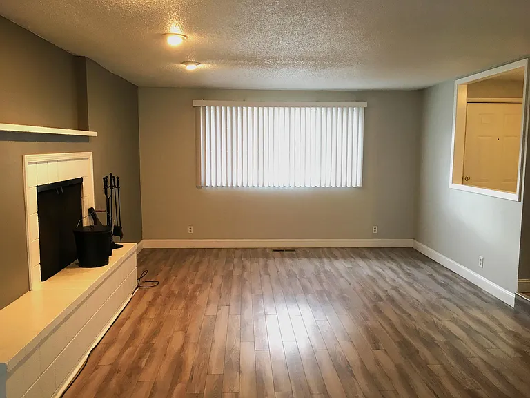4000 Lakeside Dr — Photo 5