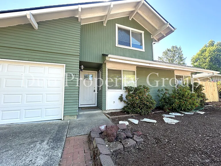 2035 Harvard Dr — Photo 2
