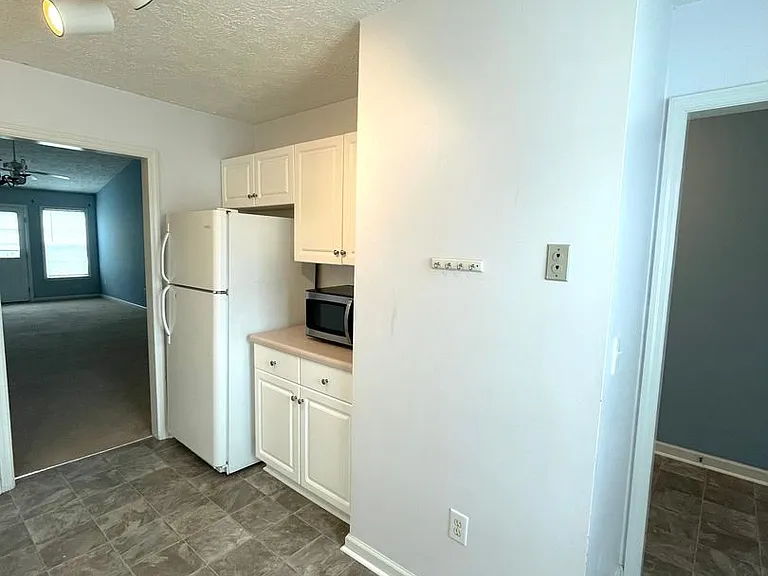 220 John Ct — Photo 6