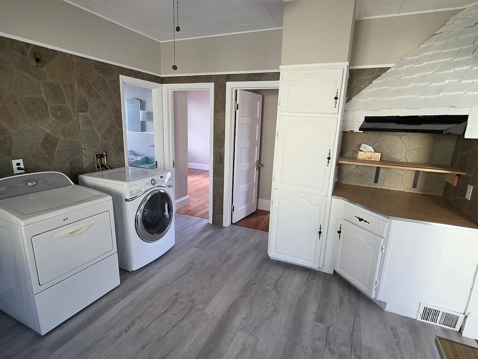 3 bed, 1050 sqft, $1,800 — Photo 2