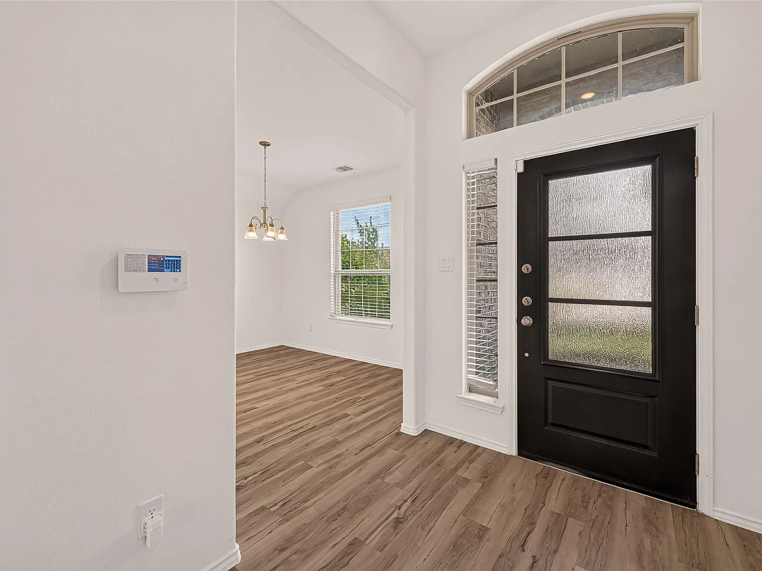 3 bed, 2.0 bath, 1777 sqft, $2,350 — Photo 2