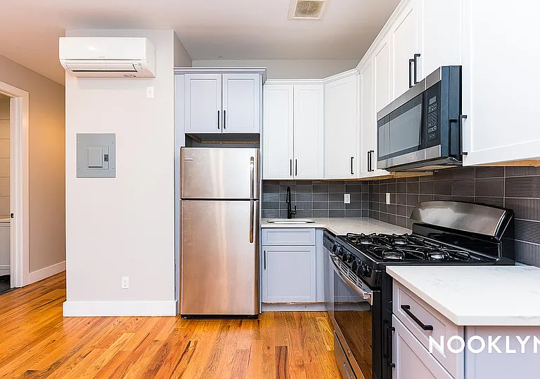 566 Maple St #2F — Photo 2