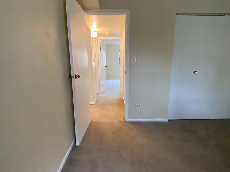 5401 Chateau #4 — Photo 6