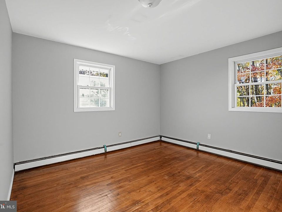 19th image of 10 Hemlock Rd