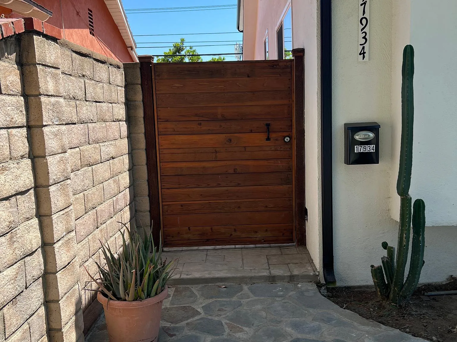 2 bed, 1.5 bath, 900 sqft, $3,200 — Photo 2