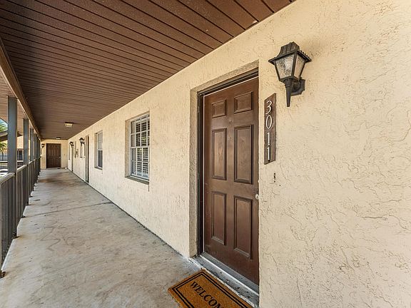 3rd image of 3011 Sir Hamilton Cir #11