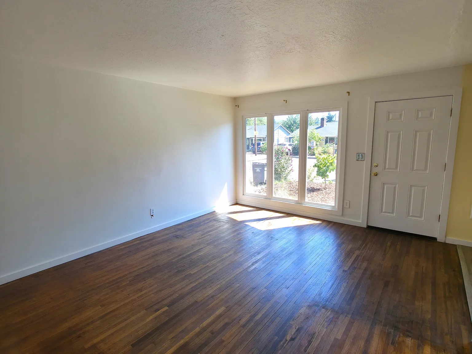 3 bed, 888 sqft, $2,300 — Photo 3