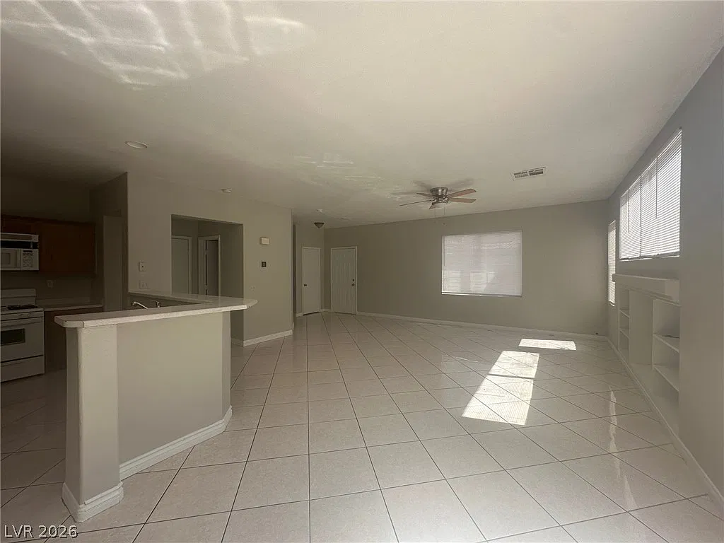 4 bed, 2.5 bath, 1876 sqft, $1,950 — Photo 3