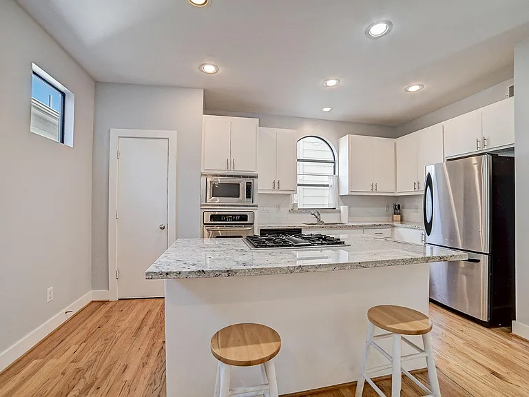 5838 Larkin St — Photo 11
