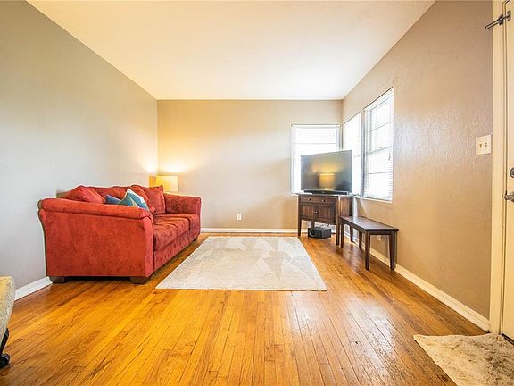 4th image of 2805 Fairmount Ave
