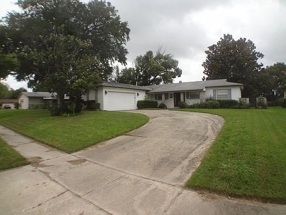 3rd image of 76 Carriage Hill Cir