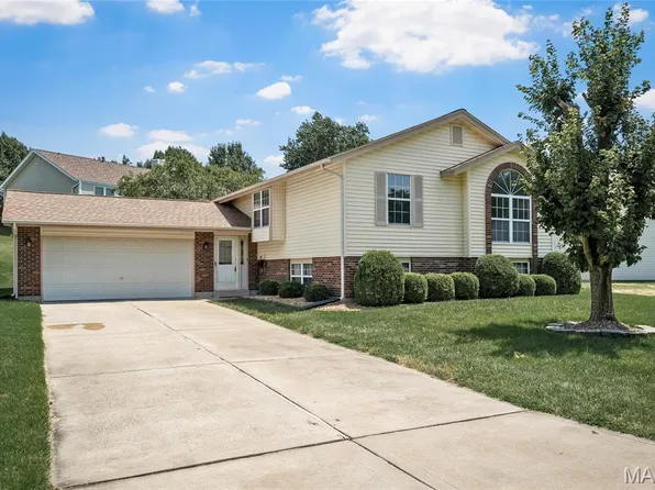 2912 Hameln Dr, Saint Charles, MO 63301