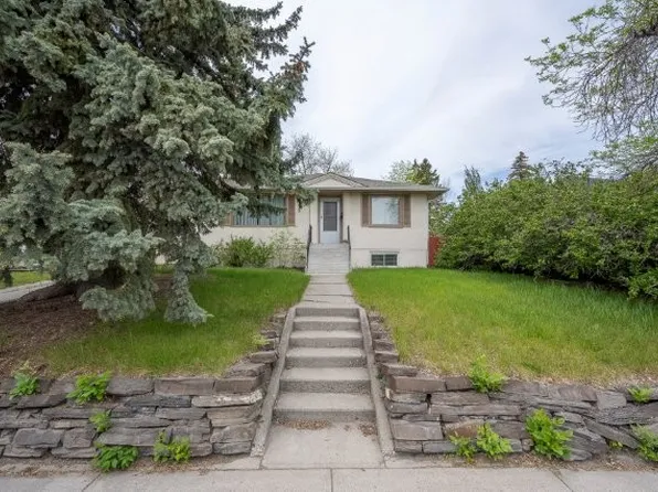 2223 35th St SW, Calgary, AB T3E 2X7