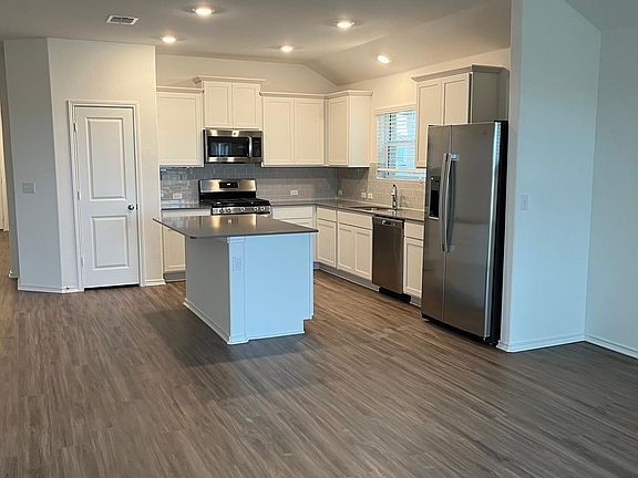 3rd image of 113 Escondido Cir