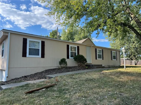 1800 King Arthur Dr, Harrisonville, MO 64701