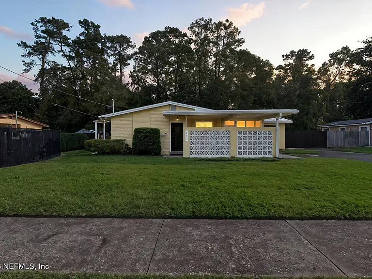863 Westgate Dr — Photo 2