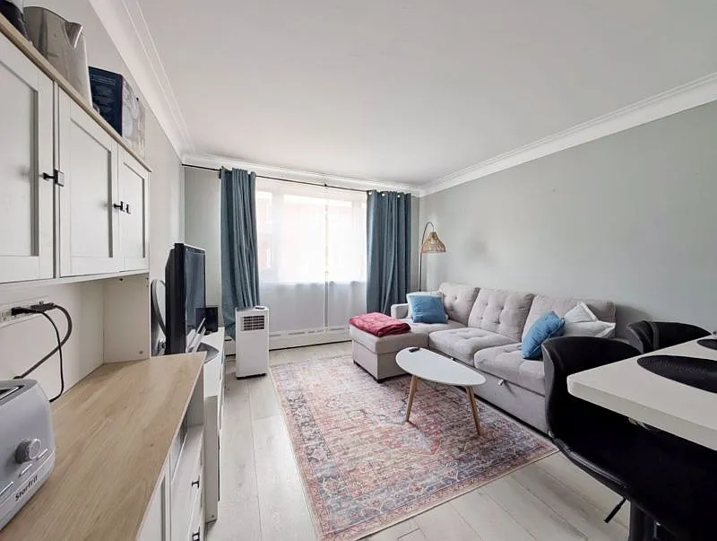 62 Spadina Ave #8