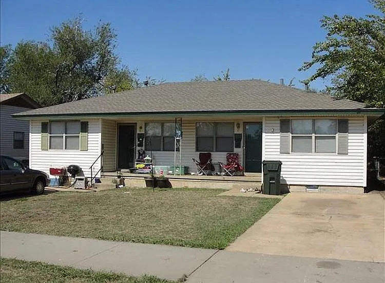 909 E Symmes St — Photo 1