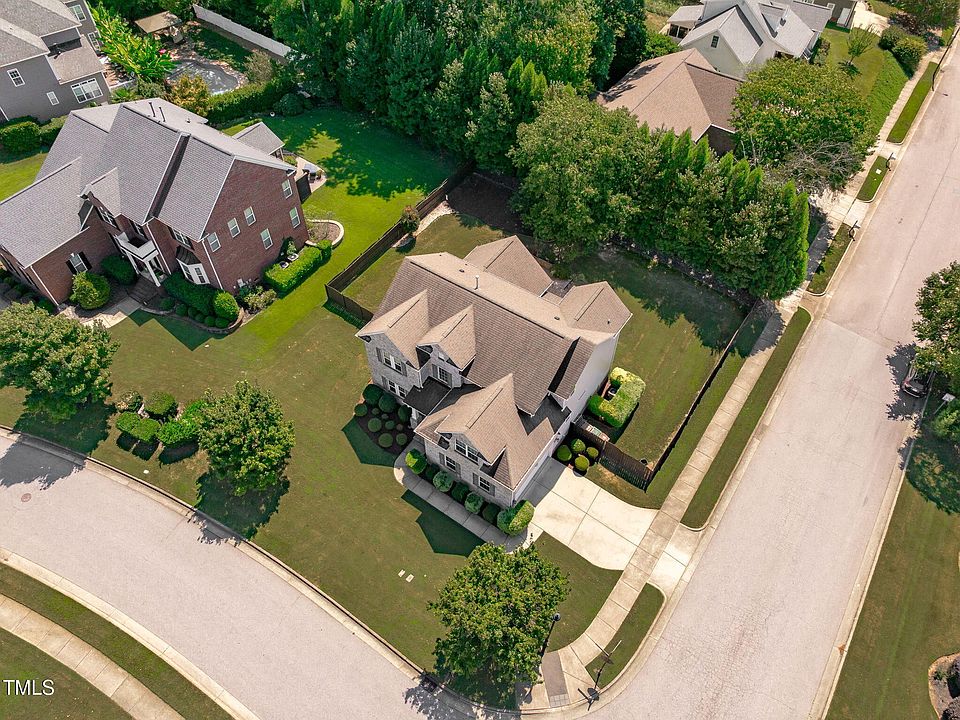 2nd image of 200 Vintage Hill Cir