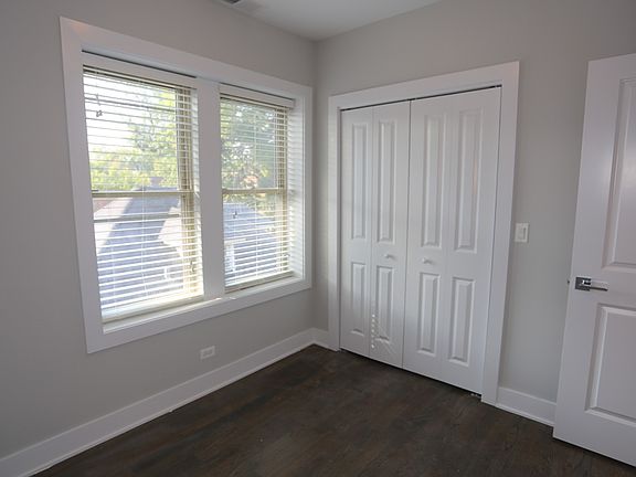 4th image of 3915-21 N Janssen Ave #2226653