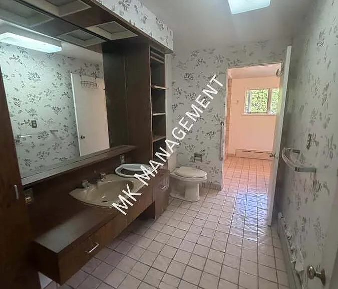 571 Charles Ave — Photo 9