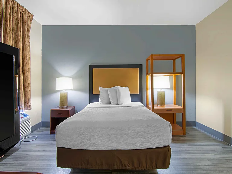 Deluxe Studio - 1 Full Bed