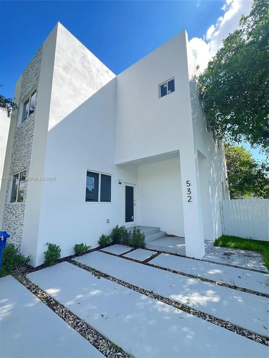 Building Photo - 532 NW 17th Ave