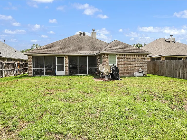 335 Robelmont Dr — Photo 26