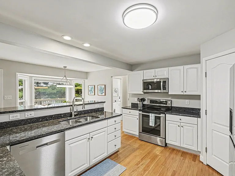2580 Hingham Ln — Photo 4