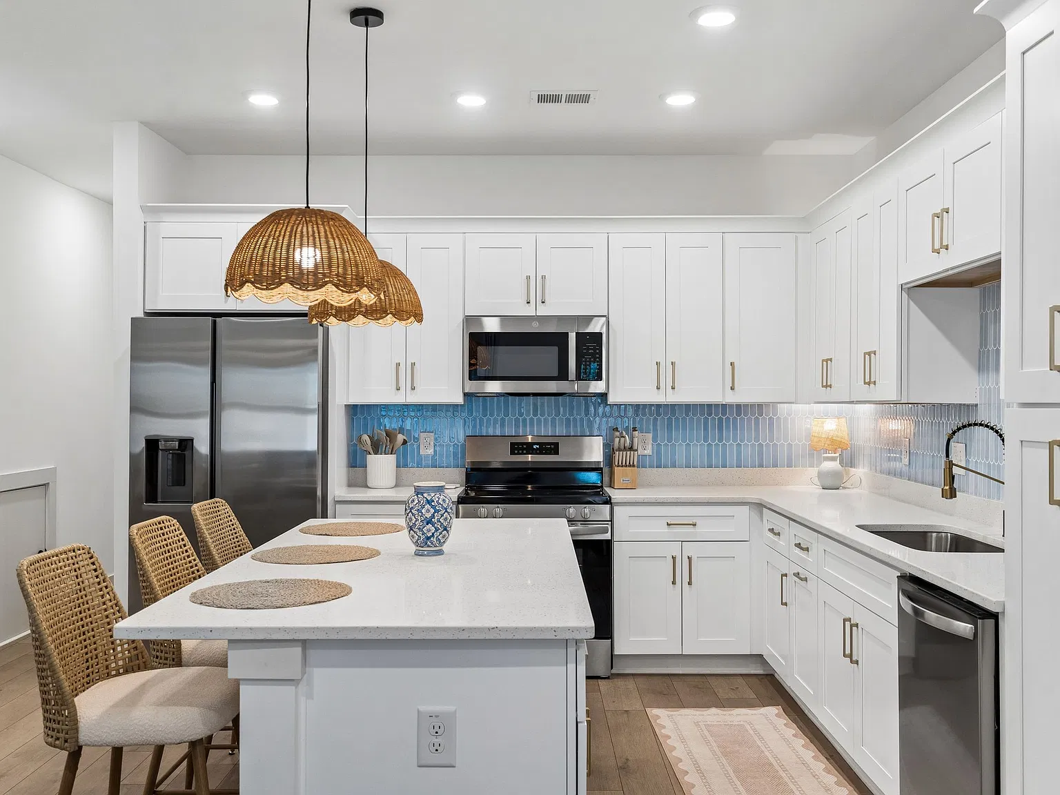 3 bed, 1634 sqft, $3,700 — Photo 3