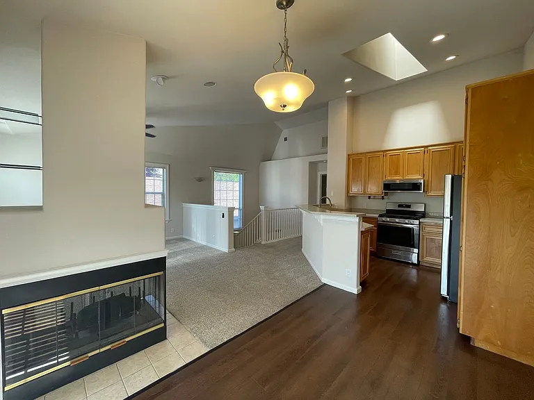 Exceptionally Spacious and Modernized 2x2 Townhouse w/Garage and Washer/Dryer Hookups! — Photo 24