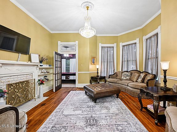 2nd image of 102 W Myrtle St