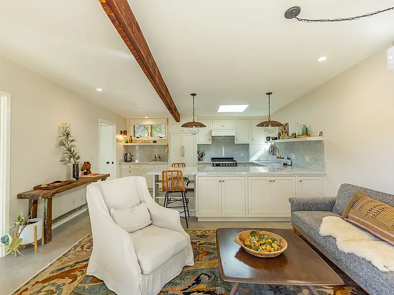 108 E Summer St #B — Photo 18
