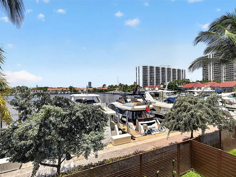 3750 Yacht Club Dr #Townhouse 5 — Photo 32