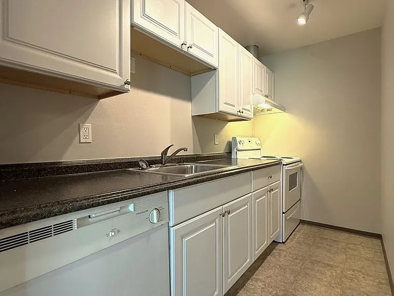 1617 E Jefferson St — Photo 8