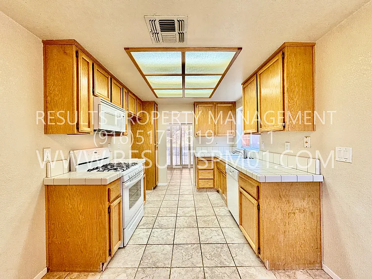 3413 Cobblestone Dr — Photo 2