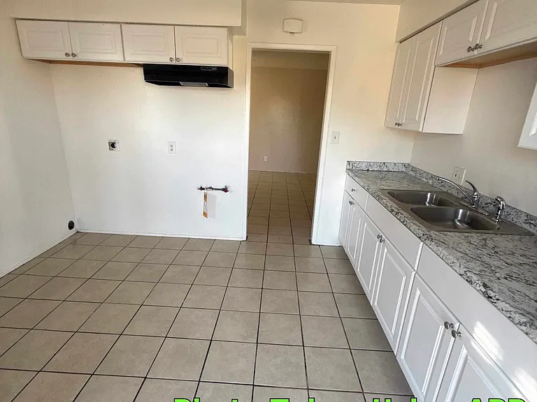 3500 N Chester Ave #C — Photo 2