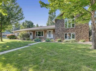 1018 Meadow View Ln, De Pere, WI 54115