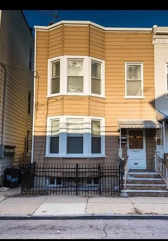 160 Hopkins Ave photo 1