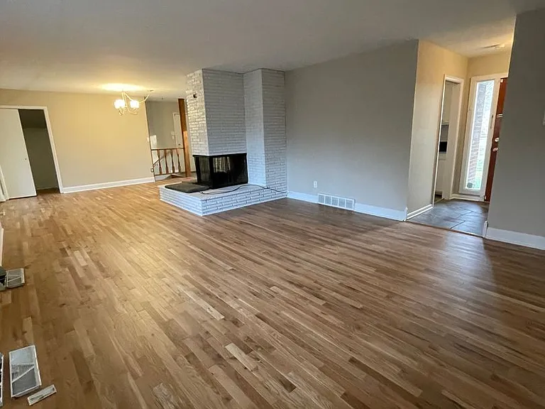 3212 Charing Cross Rd — Photo 20