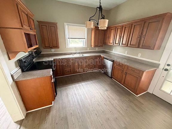 4th image of 403 Almon Ave