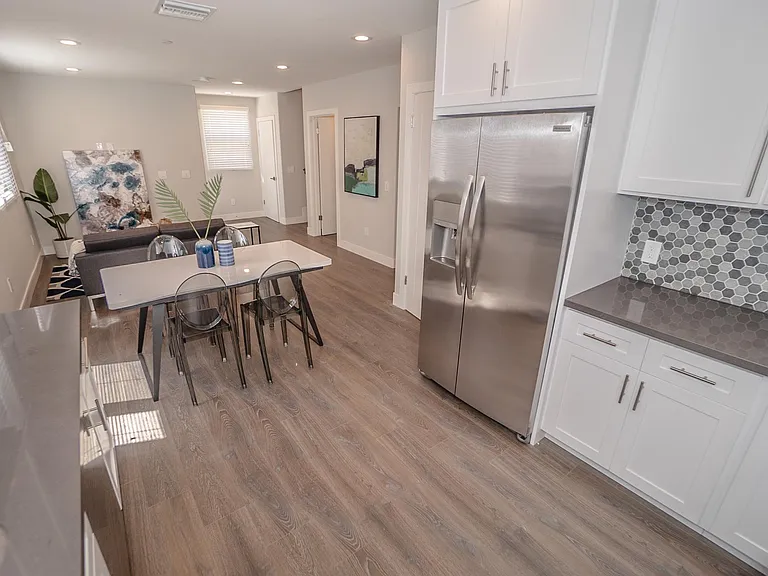 2631 S La Salle Ave — Photo 33