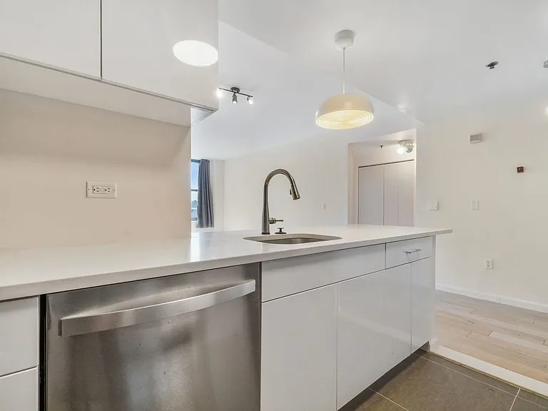 102 Christopher Columbus Dr #402 — Photo 7