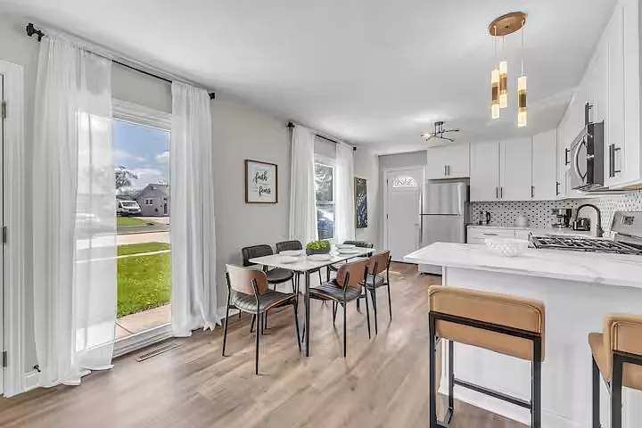 3 bed, 1060 sqft, $6,499 — Photo 4