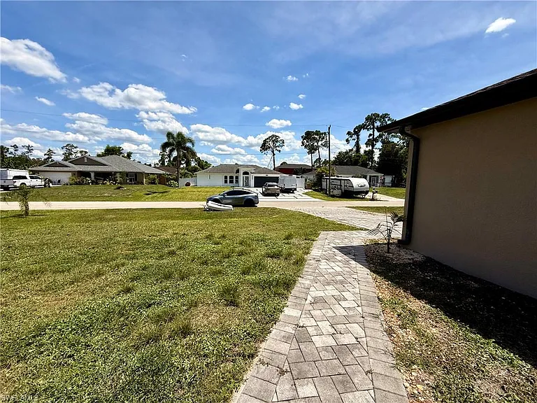 5560 Belrose St — Photo 10