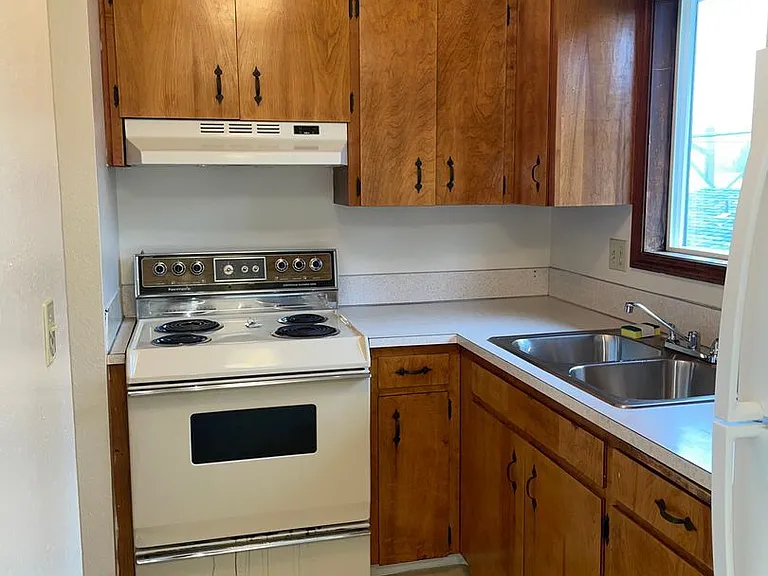 2131 Center St NE — Photo 6