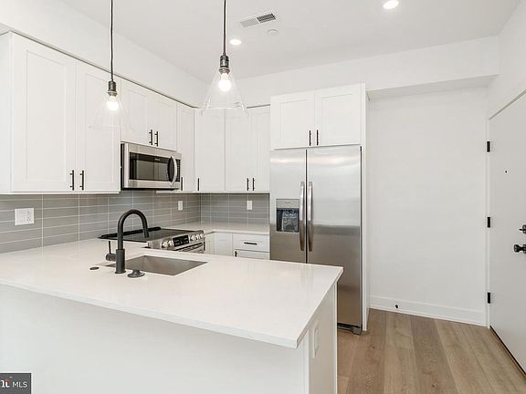 4th image of 2002 Frankford Ave #201