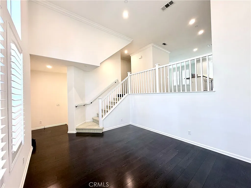 3 bed, 2.5 bath, 1560 sqft, $3,700 — Photo 3