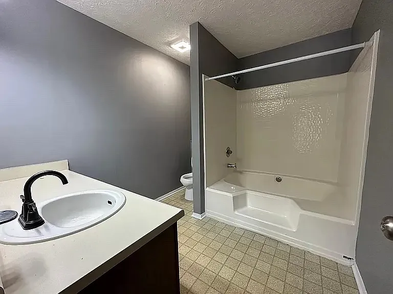 Building Photo - 1870 Tryon Dr #8